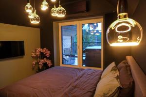 アモワールにあるLa grange d Ôlyeのベッドルーム(ベッド1台、窓、照明付)