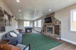 sala de estar con sofá y chimenea en Heaven's Summit, en Gatlinburg