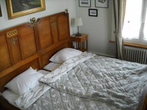 a bedroom with a large bed with a wooden headboard at Zimmer Solothurn Doppelbett in Luterbach