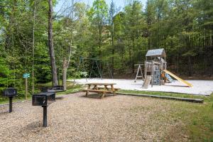einen Park mit einem Picknicktisch und einem Spielplatz in der Unterkunft Mountain Twilight in Gatlinburg