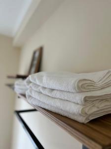 a stack of white towels sitting on a table at Espectacular departamento en pleno centro in Resistencia