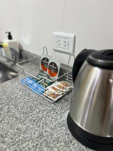 a tea kettle sitting on a counter next to a table at Espectacular departamento en pleno centro in Resistencia