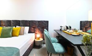 1 dormitorio con cama y mesa con mesa en Yalarent Malina motel in Tiberias, en Tiberíades