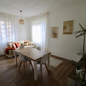 Valtellina Vacanze في سوندريو: غرفة معيشة مع طاولة وأريكة