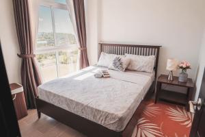 เตียงในห้องที่ Modern Tropical Luxe Apartment - Ilig-Iligan Beach