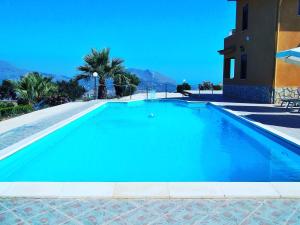 una grande piscina con acqua blu di Villa Bella Vista a Palermo