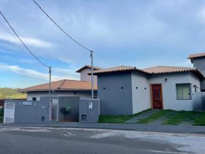 a house on the side of a street at Pousada Encantos de Capitolio in Capitólio