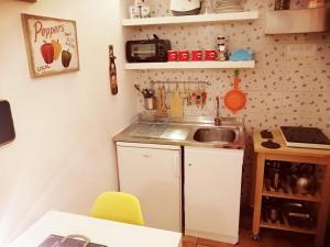 ナポリにあるBlanco's homeの小さなキッチン(シンク、カウンター付)