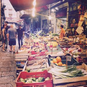 un mercato con molte scatole di frutta e verdura di Villa Bella Vista a Palermo