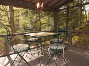 a table and chairs on a screened in porch at Adirondack Cottage Retreat in Elizabethtown