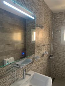ein Badezimmer mit Waschbecken und Spiegel in der Unterkunft Hotel Hayatt NX in Nouakchott