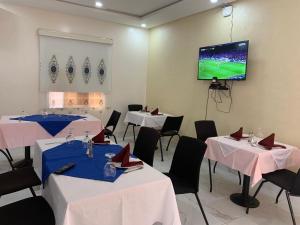 TV at/o entertainment center sa Hotel Hayatt NX