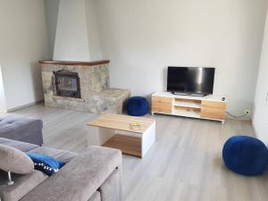 salon z kanapą i kominkiem w obiekcie VILLA Piscine chauffée 15 pers avec piscine vue mer montagne 1km mer w mieście Solaro