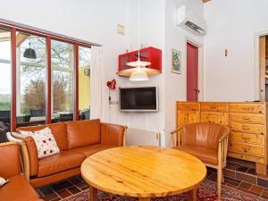 een woonkamer met een bank en een tafel bij Holiday home Børkop III in Børkop