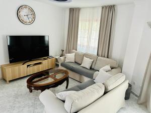 uma sala de estar com dois sofás e uma televisão em CURA MARINA 2- Apartment BY THE BEACH em Playa del Cura
