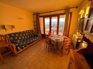 sala de estar con sofá y mesa en Studio avec jardin et vue imprenable sur Valberg et le Saint Honorât, en Péone