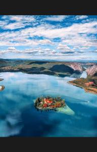 une île au milieu d'une grande étendue d'eau dans l'établissement Kaleta, à Vodice