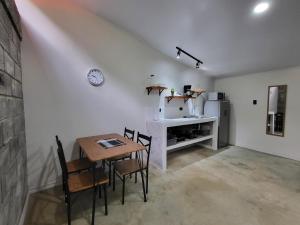 uma cozinha e sala de jantar com mesa e cadeiras em Casa del Café - Loft em Heredia