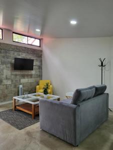 a living room with a couch and a table at Casa del Café - Loft in Heredia
