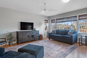 sala de estar con sofá azul y TV en Walk to Parks Pet Friendly Top Neighborhood, en Rapid City