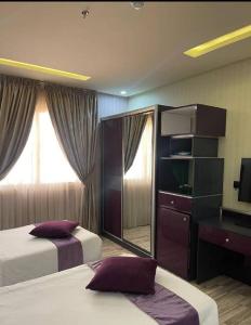 فندق نواة المدينة في آبار علي: غرفة فندقية بسريرين ومرآة