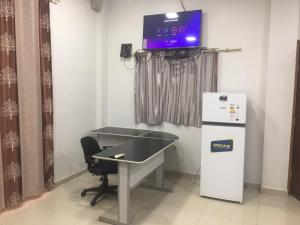 Camera con scrivania, frigorifero e TV. di Monoambiente en Ciudad del Este - Py a Ciudad del Este