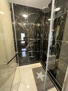 a bathroom with a shower with a glass door at Stanjkov smještaj in Donji Kraljevec