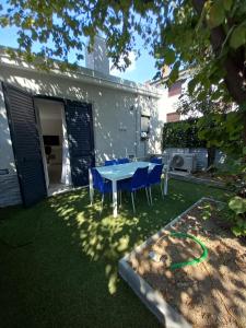 patio con mesa y sillas en Foresterie Lombarde B&B Villa Ambra, en Limbiate