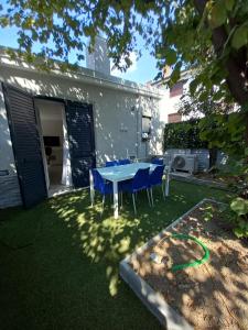 a patio with a table and chairs in a yard at Foresterie Lombarde B&B Villa Ambra in Limbiate