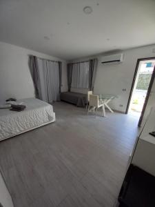 Un dormitorio con una cama y una mesa. en Foresterie Lombarde B&B Villa Ambra, en Limbiate