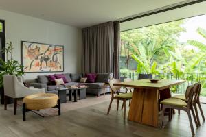 オアハカにあるEl Callejón Hotel Boutiqueのソファとテーブルのあるリビングルーム