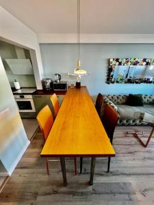 A kitchen or kitchenette at La Marina de Aiguadolç