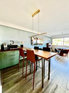 A kitchen or kitchenette at La Marina de Aiguadolç