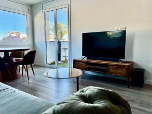 A television and/or entertainment centre at La Marina de Aiguadolç