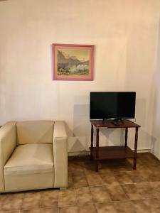 sala de estar con sofá y mesa con TV en Depto Céntrico tipo dúplex General Roca en General Roca