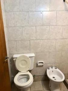 y baño con aseo y lavamanos. en Depto Céntrico tipo dúplex General Roca en General Roca