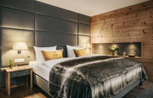 Uma cama ou camas num quarto em Grand Tirolia Kitzbühel - Member of Hommage Luxury Hotels Collection