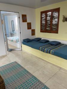 - une chambre avec 2 lits et un miroir dans l'établissement Luna Roja casa Frente al Mar y glamping, à San Onofre