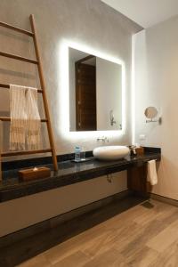 オアハカにあるEl Callejón Hotel Boutiqueの洗面台と鏡のあるバスルーム +37枚の写真