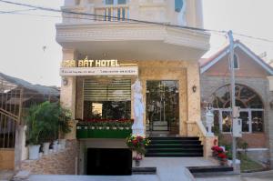 Framhlið eða inngangur Hoa Dat Da Lat Hotel