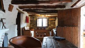 Habitación con mesa de madera y ventana. en Cortijos Rey Fini, en Granada