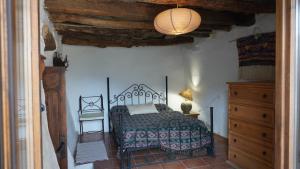 Un dormitorio con una cama y una cómoda. en Cortijos Rey Fini, en Granada 76 fotos más