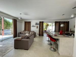 sala de estar con sofá y mesa en La Réserve Design Villas, en Pipa