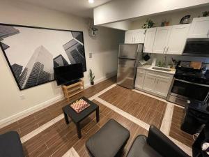 長島市的住宿－Elegant Private Room close to Manhattan! - Room is in a 2 bedrooms apartament and first floor with free street parking，一间厨房,内设白色橱柜和一张桌子