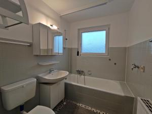Un baño con lavabo, inodoro y bañera. en Apartment Weißer Burgunder, en Bad Sachsa 20 fotos más