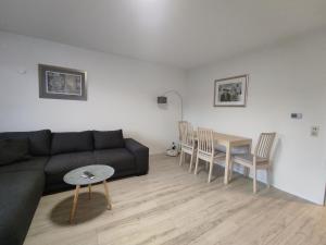 una sala de estar con un sofá y una mesa en Apartment Weißer Burgunder, en Bad Sachsa