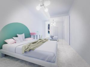 una camera da letto bianca e blu con un grande letto di Spacebility Beach - self check-in a Quartu SantʼElena