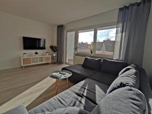 un soggiorno con divano e una grande finestra di Apartment Weißer Burgunder a Bad Sachsa