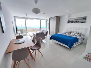 a bedroom with a bed and a table and chairs at SYRAH Vistas by depptö in Punta del Este