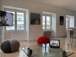 Televízia a/alebo spoločenská miestnosť v ubytovaní LE TI ROCHELAIS, superbe appart, design, cosy, vieux-port au calme